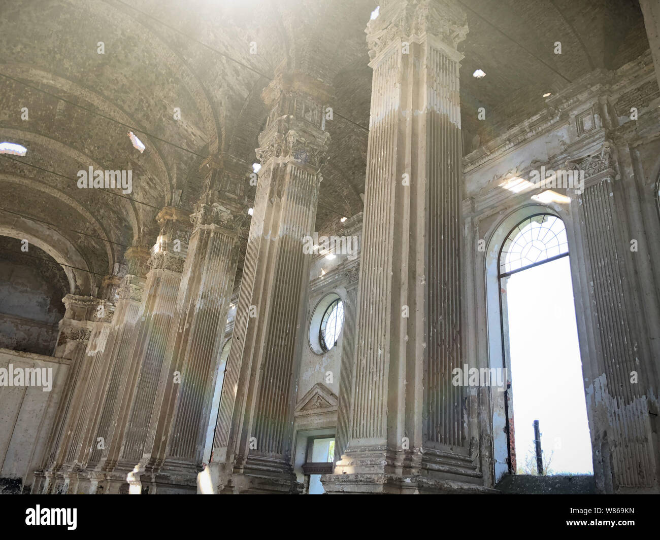 Verbrannt Innenraum der alten katholischen Kirche in der Ukraine, Hintergrund für mystische kozharovaniya aufgegeben. Stockfoto