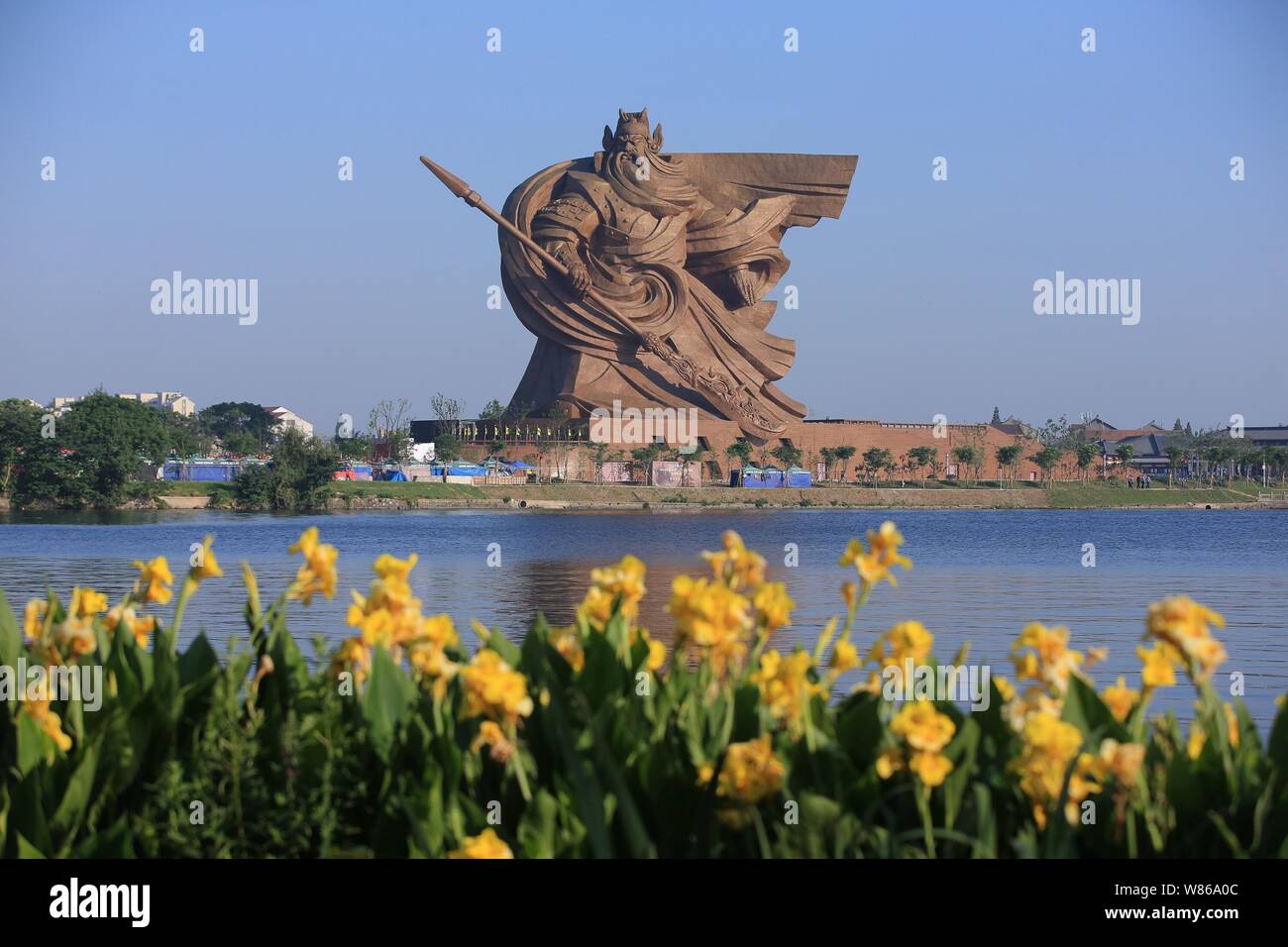 - - Datei - Die riesige Statue von alten Chinesischen general Guan Yu ist auf Anzeige an der Guan Gong Cultural Park in Jingzhou City, Central China Hubei provi Stockfoto