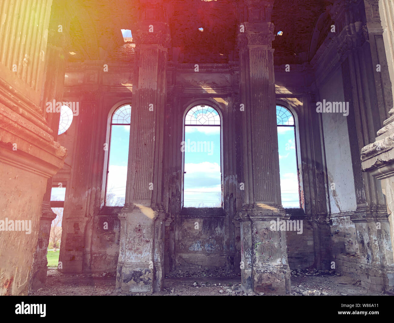 Verbrannt Innenraum der alten katholischen Kirche in der Ukraine, Hintergrund für mystische kozharovaniya aufgegeben. Stockfoto
