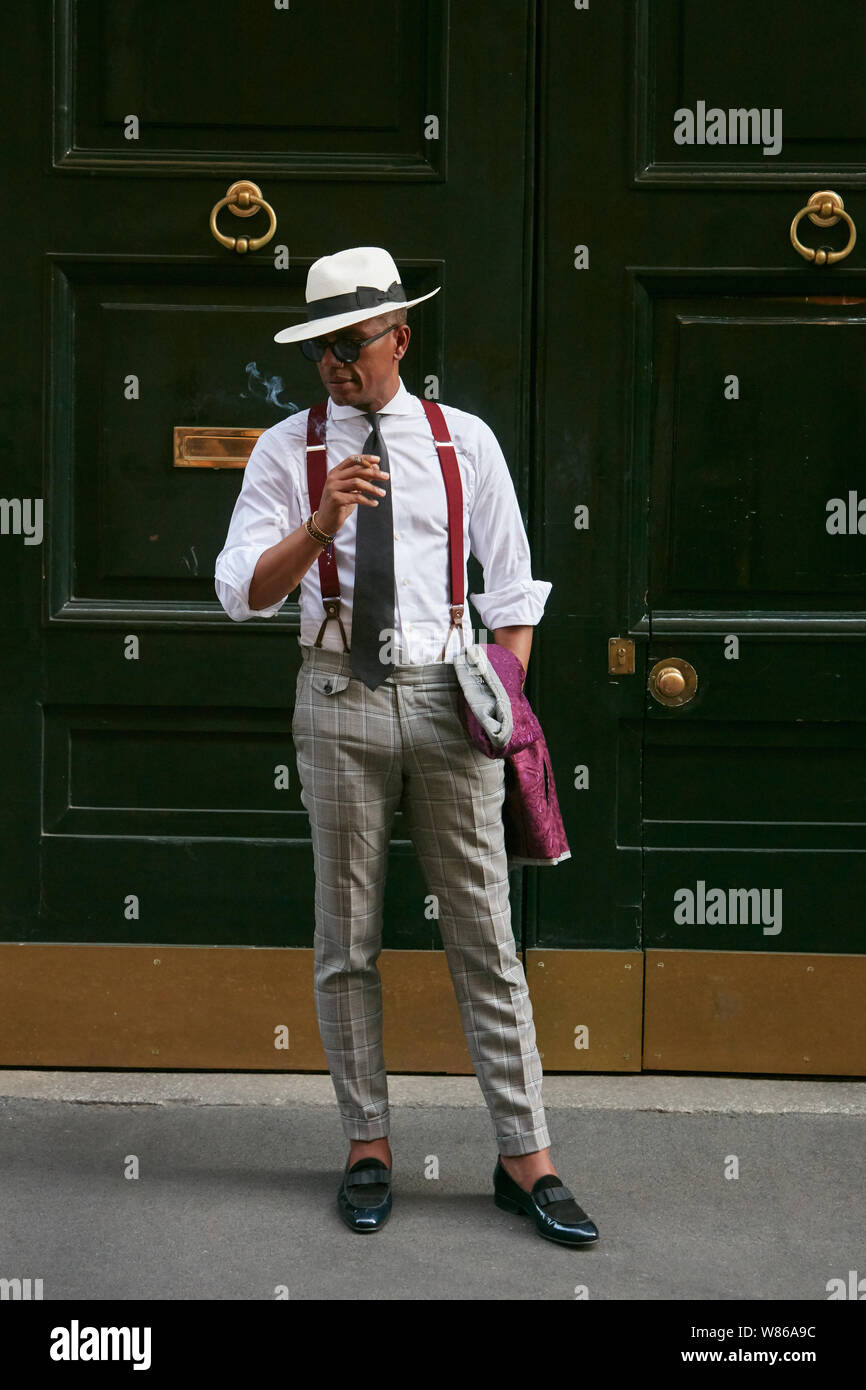 Mailand, Italien - 15 Juni, 2019: Der Mann mit dem weißen Hut und Hemd Rauchen vor Versace fashion show, Mailand Fashion Week street style Stockfoto