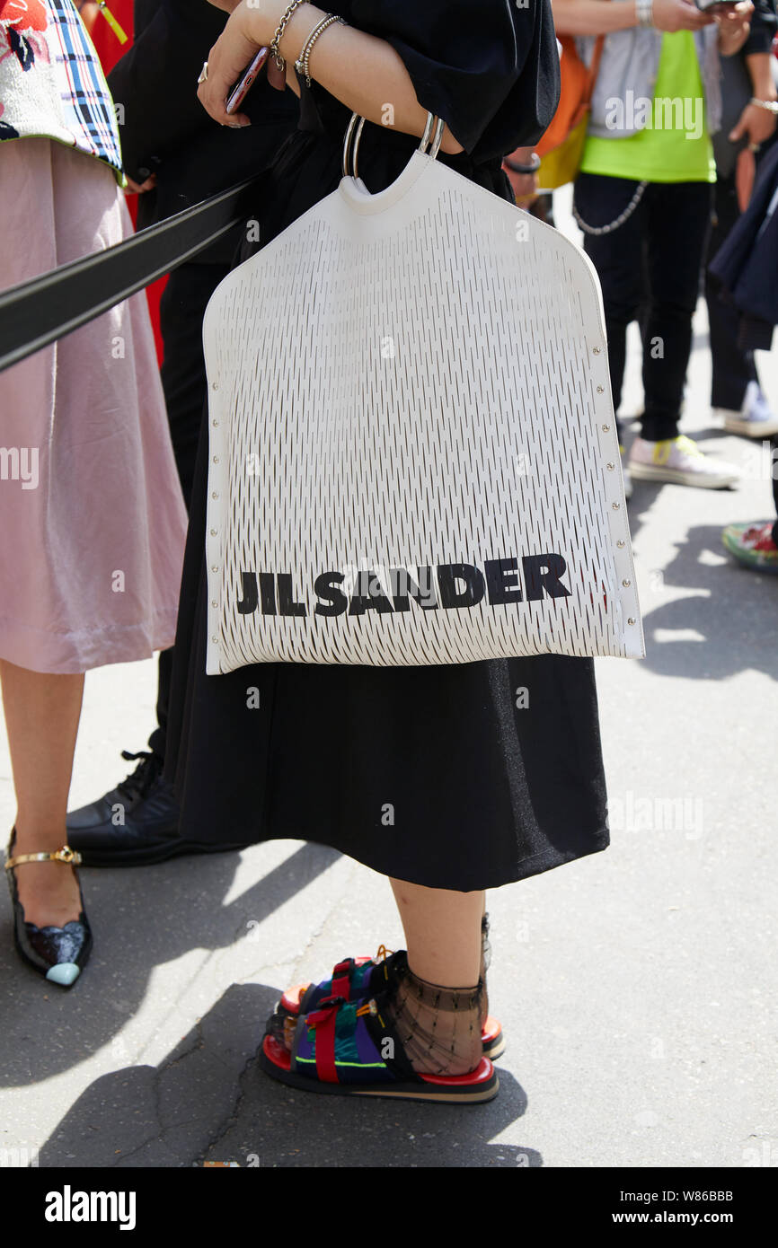 Mailand, Italien - 15. JUNI 2019: Frau mit weißen Jil Sander Tasche, bevor  Marni fashion show, Mailand Fashion Week street style Stockfotografie -  Alamy