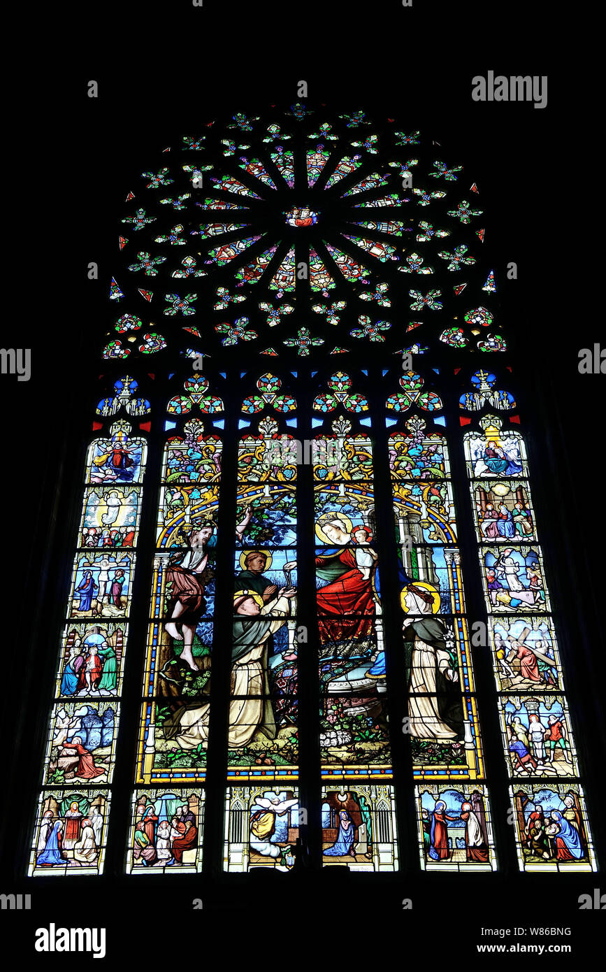 Le Folgoet (Bretagne, Frankreich): Buntglasfenster der Basilika Notre-Dame du Folgoet Stockfoto