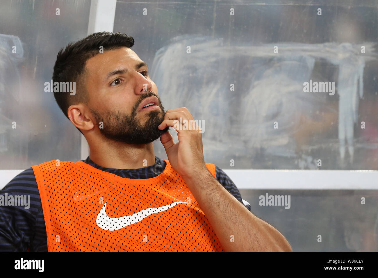 Sergio Agüero von Manchester City Uhren seine Mannschaftskameraden konkurrieren gegen Borussia Dortmund während der Shenzhen match Der 2016 Internationale meist Stockfoto