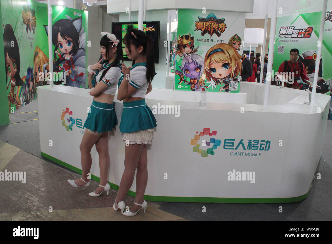 ---- Show Girls Pose auf dem Stand der riesigen Mobilen der interaktiven Unterhaltung während des 12. China International Digital Content Expo in Peking, Stockfoto