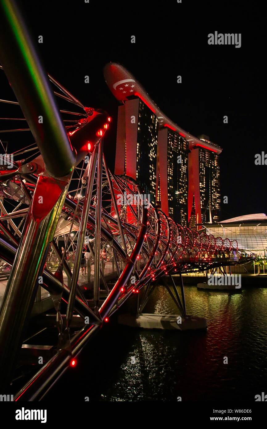 Marina Bay Sands und Helix Bridge leuchtet rot für Singapur Nationalfeiertag 2019 Stockfoto