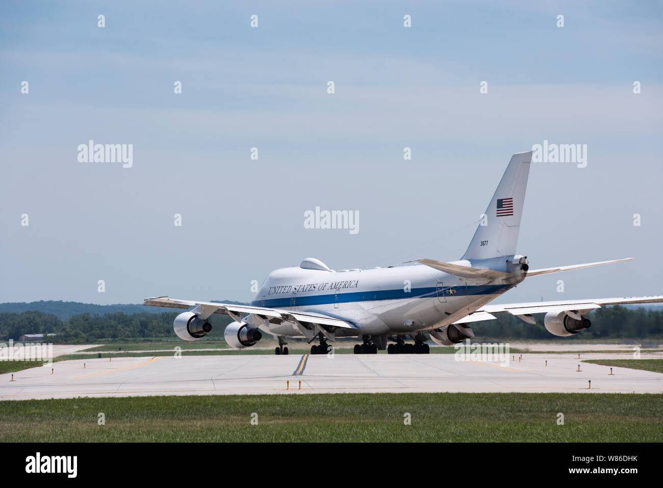 Ein US Air Force E-4B nationale Airborne Operations Center Flugzeuge Taxis vor dem Start von Offutt Air Force Base in Nebraska, 10. Juli 2019. Die E-4B ist in der Lage, mehr als 100 Personen, darunter eine gemeinsame-Service Team, ein Air Force Flight Crew, Wartung und Sicherheit Komponenten, eine Communications Team und ausgewählte augmentees. (U.S. Air Force Foto: Staff Sgt. Jakob Skovo) Stockfoto