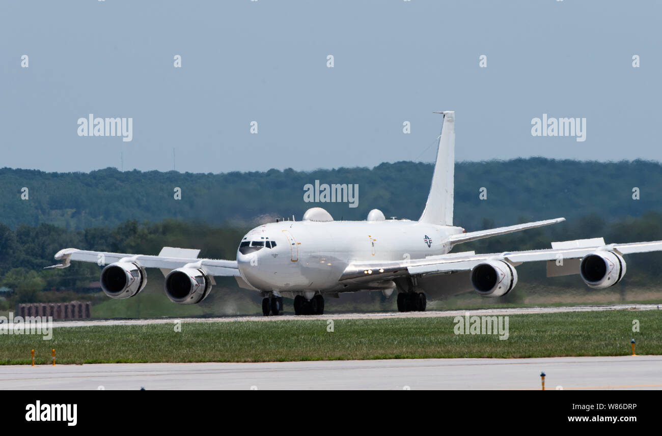 Ein U.S. Navy E-6B Quecksilber Flugzeuge, strategische Kommunikation Flügel 1 Tinker Air Force Base, Oklahoma zugewiesen wird, landet auf Offutt AFB, Nebraska, 15. Juli 2019. Die E-6B ist ein Communications Relais und strategischen Airborne command post Flugzeuge, die in der Luft Befehl bietet, Steuerung und Kommunikation zwischen dem National Command Authority und US-amerikanischen strategischen und nicht-strategischen Kräfte. (U.S. Air Force Foto: Staff Sgt. Jakob Skovo) Stockfoto