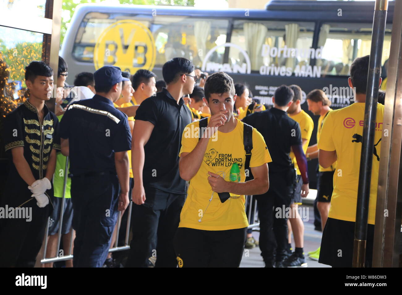 Die fussballer von Borussia Dortmund erreichen Sie das Hotel in Shenzhen, der südchinesischen Provinz Guangdong, 27. Juli 2016. Stockfoto