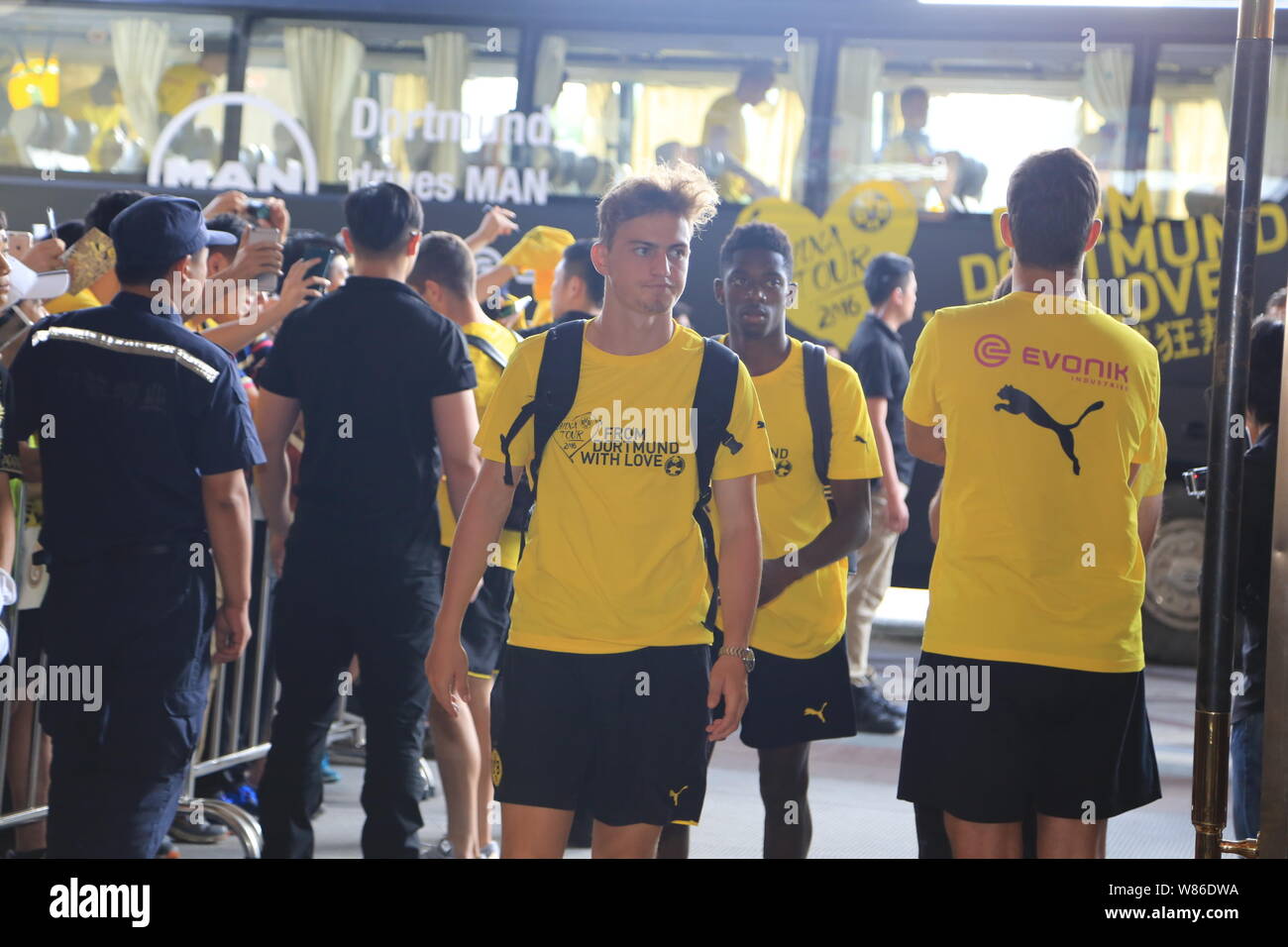 Die fussballer von Borussia Dortmund erreichen Sie das Hotel in Shenzhen, der südchinesischen Provinz Guangdong, 27. Juli 2016. Stockfoto