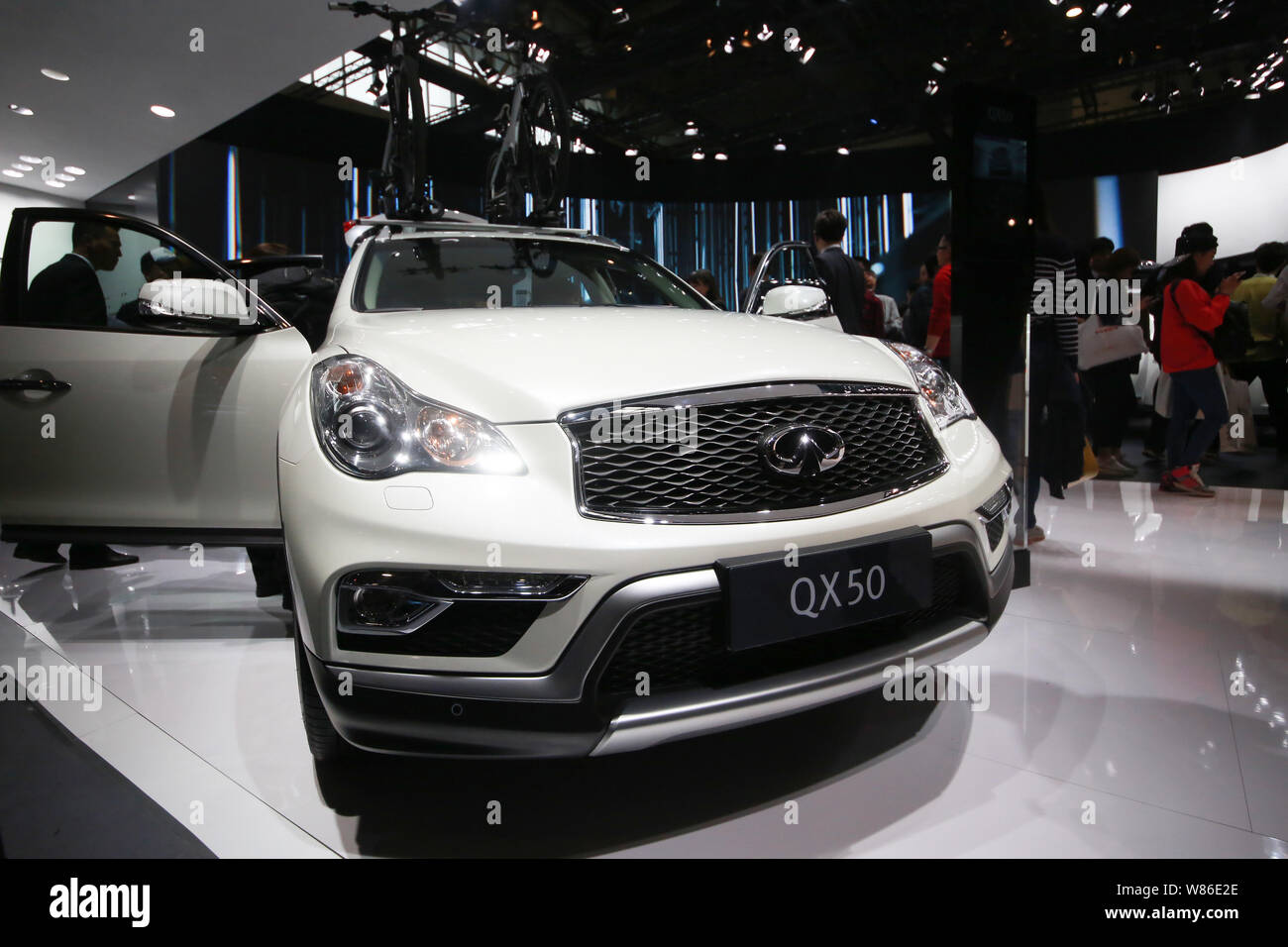 ---- Besucher ausprobieren oder an einem Infiniti QX50 auf Anzeige während des 14 Beijing International Automotive Exhibition, die auch als Auto China bekannt Stockfoto