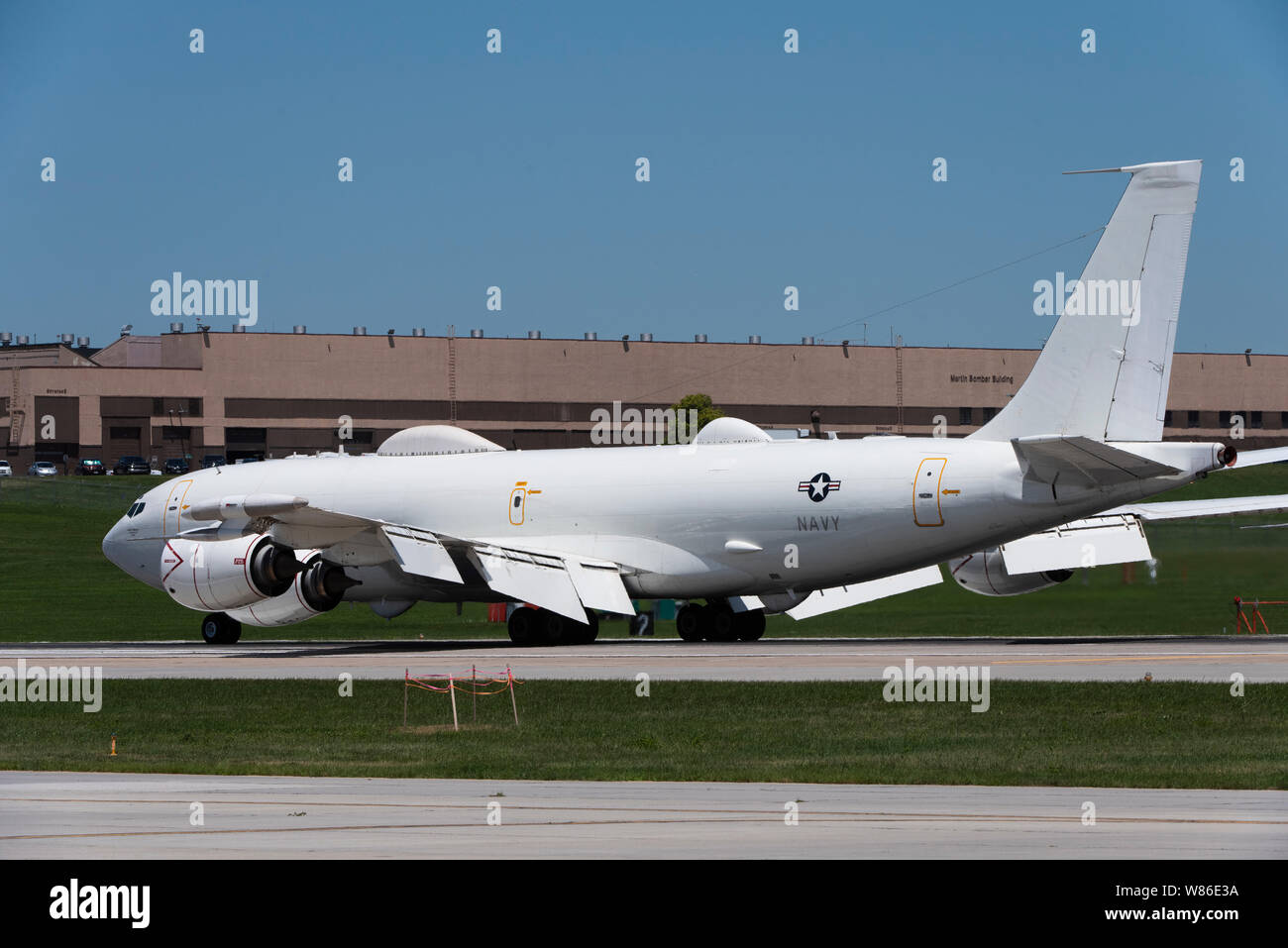 Ein U.S. Navy E-6B Quecksilber Flugzeuge, strategische Kommunikation Flügel 1 Tinker Air Force Base, Oklahoma zugewiesen wird, landet auf Offutt AFB, Nebraska, 15. Juli 2019. Die E-6B ist mit einem fliegenden Launch Control System, das in der Lage ist, die Einführung US-Landgestützten interkontinentalraketen ausgestattet. (U.S. Air Force Foto: Staff Sgt. Jakob Skovo) Stockfoto