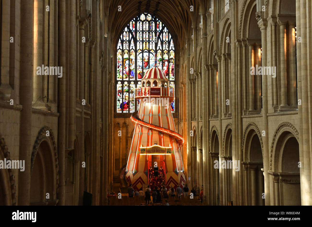 Einen 40 ft Helter Skelter in Norwich Cathedral als Teil der sehen es anders als Projekt mit dem Ziel, Menschen die Chance, die Kathedrale in einer völlig neuen Weise zu erfahren und offene Gespräche über den Glauben zu geben, installiert. Stockfoto