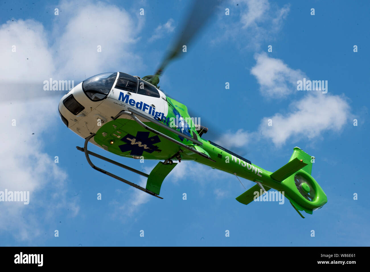 Ein MedFlight medevac Hubschrauber beteiligt sich unter anderem lokale, staatliche und föderale Ersthelfer Während wachsam Guard 19-4, Aug 6, 2019, am Nationalen Zentrum für Medizinische Bereitschaft Calamityville Training Website in Fairborn Ohio. Die 4-tägige Wachsam Guard Übung ist der größte seiner Art in Ohio Geschichte mit mehr als 3.000 zivile und militärische Personal von 90 Organisationen, die es Teilnehmern ermöglicht Disaster Response Training durchzuführen und ihre Fähigkeiten in einer großen Umgebung zu bewerten. Stockfoto