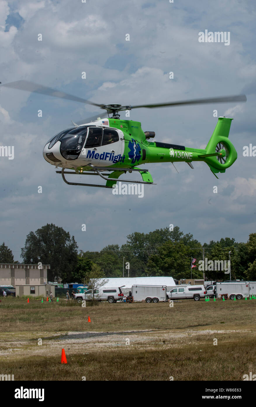 Ein MedFlight medevac Hubschrauber beteiligt sich unter anderem lokale, staatliche und föderale Ersthelfer Während wachsam Guard 19-4, Aug 6, 2019, am Nationalen Zentrum für Medizinische Bereitschaft Calamityville Training Website in Fairborn Ohio. Die 4-tägige Wachsam Guard Übung ist der größte seiner Art in Ohio Geschichte mit mehr als 3.000 zivile und militärische Personal von 90 Organisationen, die es Teilnehmern ermöglicht Disaster Response Training durchzuführen und ihre Fähigkeiten in einer großen Umgebung zu bewerten. Stockfoto