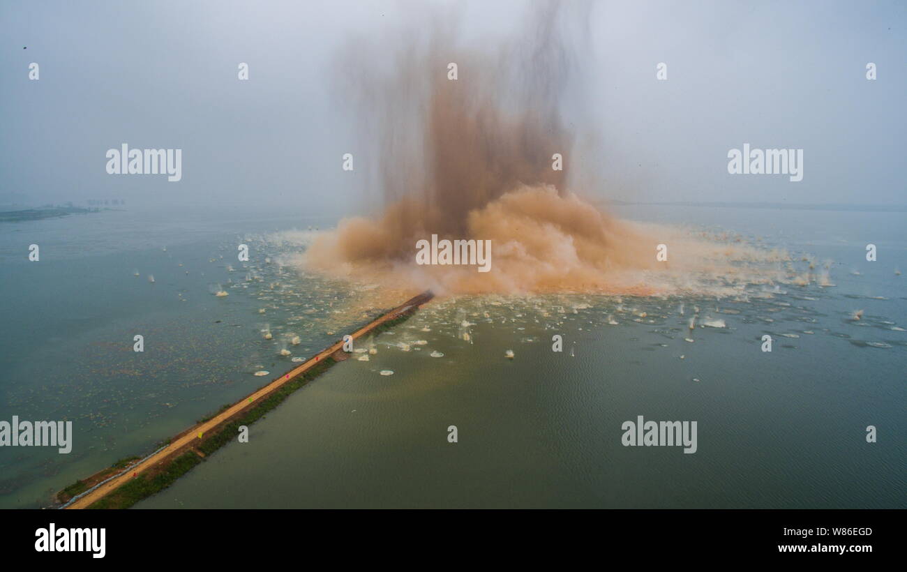 Der Deich trennt und Niushan Liangzi See See wird durch Sprengstoff zerstört schwankenden Hochwasser in der zentralen Provinz Hubei China zu verteilen, 1. Stockfoto