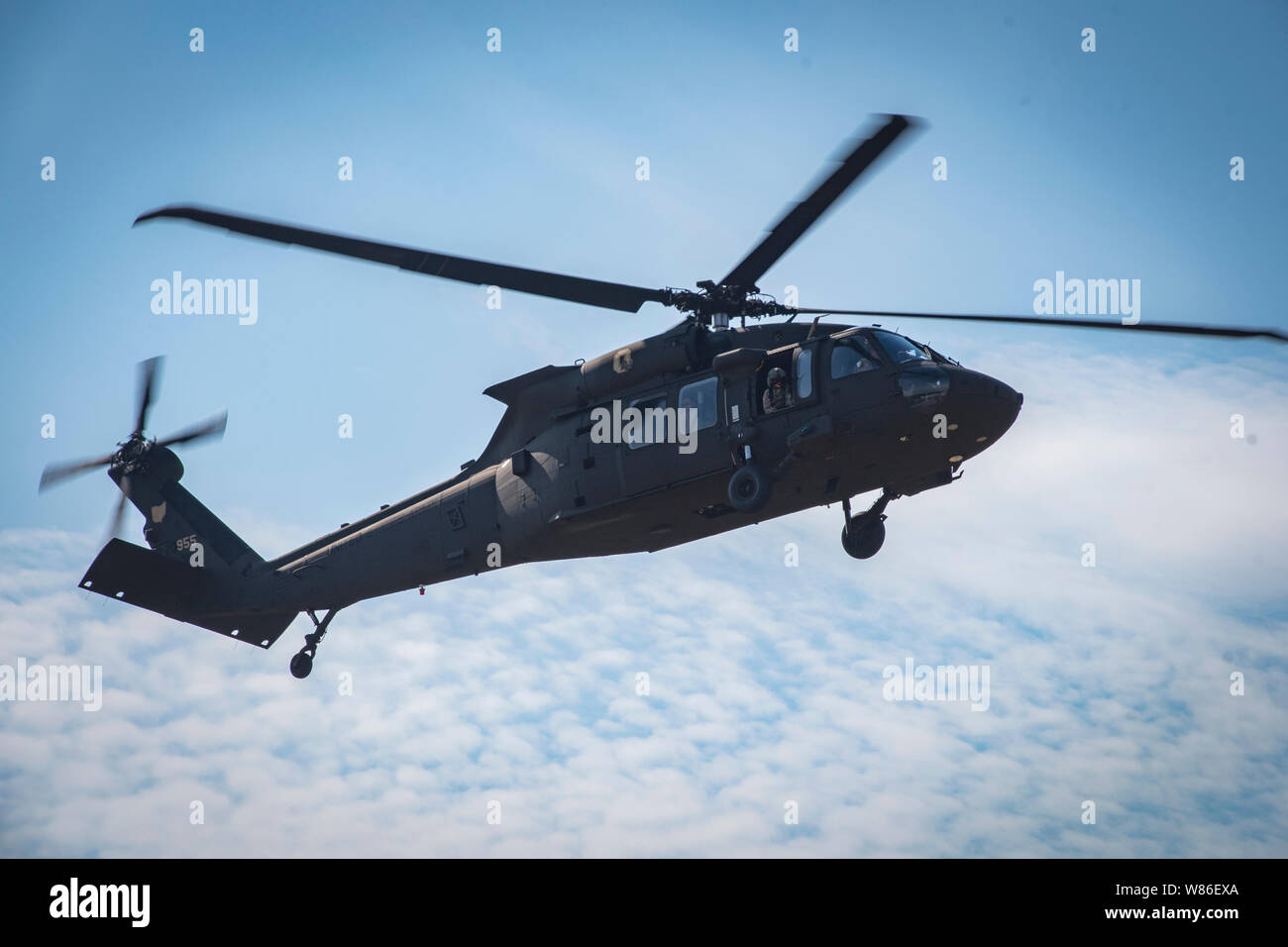 Der Sikorsky UH-60M Black Hawk von 1-137 th Assault Helicopter Bataillon kommt an der übung Szene als militärischen und zivilen Rettungskräfte arbeiten zusammen, um die Reaktion auf eine simulierte Flugzeug Kollision als Teil der Übung wachsam Guard 19-4, Aug 6, 2019, in Fairborn Ohio. Wachsam Guard bringt über 3.000 Mitarbeiter aus über 90 lokalen, staatlichen und föderalen Agenturen zu trainieren und Disaster Response Fähigkeiten in die größte Übung dieser Art in der Geschichte des Landes zu entwickeln. (U.S. Air National Guard Foto von Tech. Sgt. Joe Harwood) Stockfoto