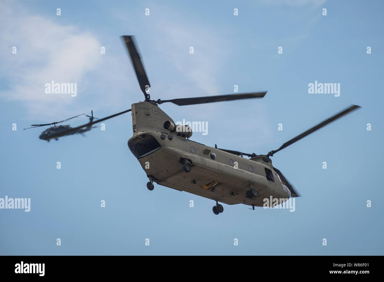 CH-47 Chinook Hubschrauber der Firma B, 3rd Battalion, 238Th Aviation Regiment, und eine Sikorsky UH-60M Black Hawk von 1-137 th Assault Helicopter Bataillon aus der Szene nehmen, wie militärische und zivile Einsatzkräfte arbeiten zusammen, um die Reaktion auf eine simulierte Flugzeug Kollision als Teil der Übung wachsam Guard 19-4, 6. August 2019, in Fairborn Ohio. Wachsam Guard bringt über 3.000 Mitarbeiter aus über 90 lokalen, staatlichen und föderalen Agenturen zu trainieren und Disaster Response Fähigkeiten in die größte Übung dieser Art in der Geschichte des Landes zu entwickeln. (U.S. Air National Guard Foto Stockfoto