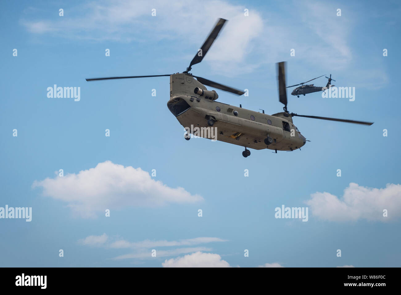 CH-47 Chinook Hubschrauber der Firma B, 3rd Battalion, 238Th Aviation Regiment, und eine Sikorsky UH-60M Black Hawk von 1-137 th Assault Helicopter Bataillon aus der Szene nehmen, wie militärische und zivile Erste repsonders zusammen arbeiten, um die Reaktion auf eine simulierte Flugzeug Kollision als Teil der Übung wachsam Guard 19-4, 6. August 2019, in Fairborn Ohio. Wachsam Guard bringt über 3.000 Mitarbeiter aus über 90 lokalen, staatlichen und föderalen Agenturen zu trainieren und Disaster Response Fähigkeiten in die größte Übung dieser Art in der Geschichte des Landes zu entwickeln. (U.S. Air National Guard Foto Stockfoto