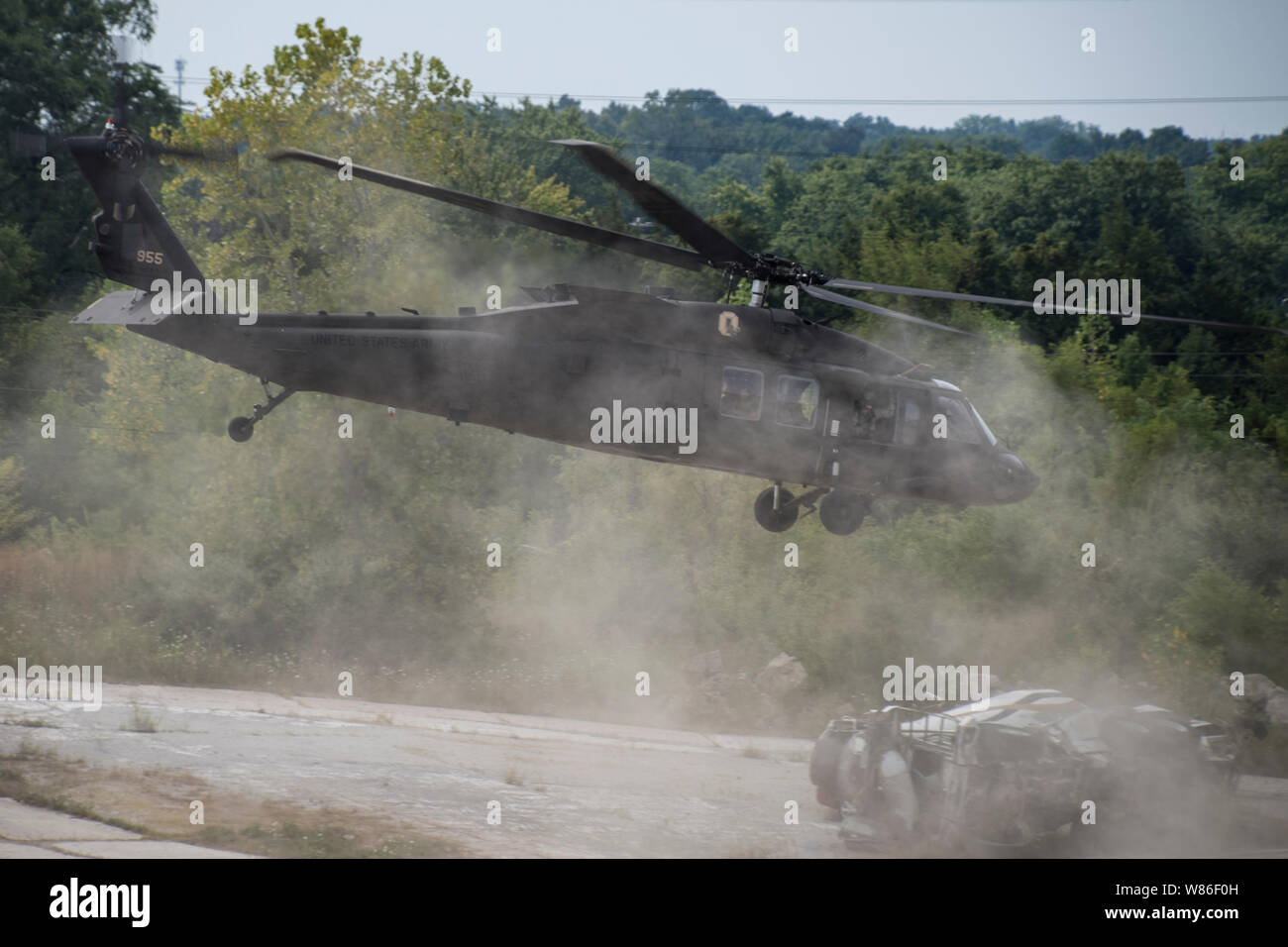 Der Sikorsky UH-60M Black Hawk von 1-137 th Assault Helicopter Bataillon zieht aus der Ausübung Szene als militärischen und zivilen Rettungskräfte arbeiten zusammen, um die Reaktion auf eine simulierte Flugzeug Kollision als Teil der Übung wachsam Guard 19-4, 6. August 2019, in Fairborn Ohio. Wachsam Guard bringt über 3.000 Mitarbeiter aus über 90 lokalen, staatlichen und föderalen Agenturen zu trainieren und Disaster Response Fähigkeiten in die größte Übung dieser Art in der Geschichte des Landes zu entwickeln. (U.S. Air National Guard Foto von Tech. Sgt. Joe Harwood) Stockfoto