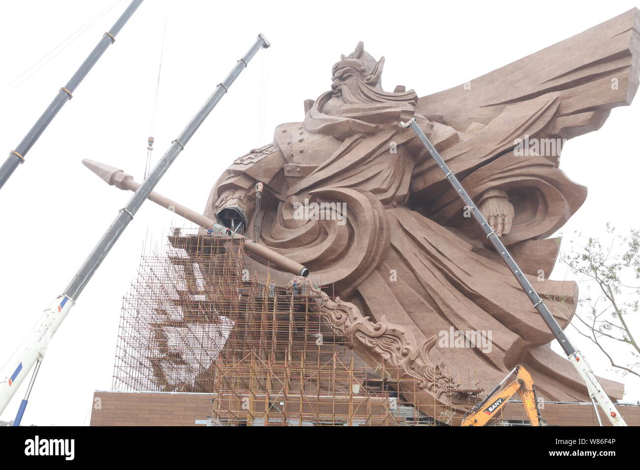 - - Datei - Die riesige Statue von alten Chinesischen general Guan Yu ist im Bau Guan Gong Cultural Park in Jingzhou City, Central China Hub Stockfoto