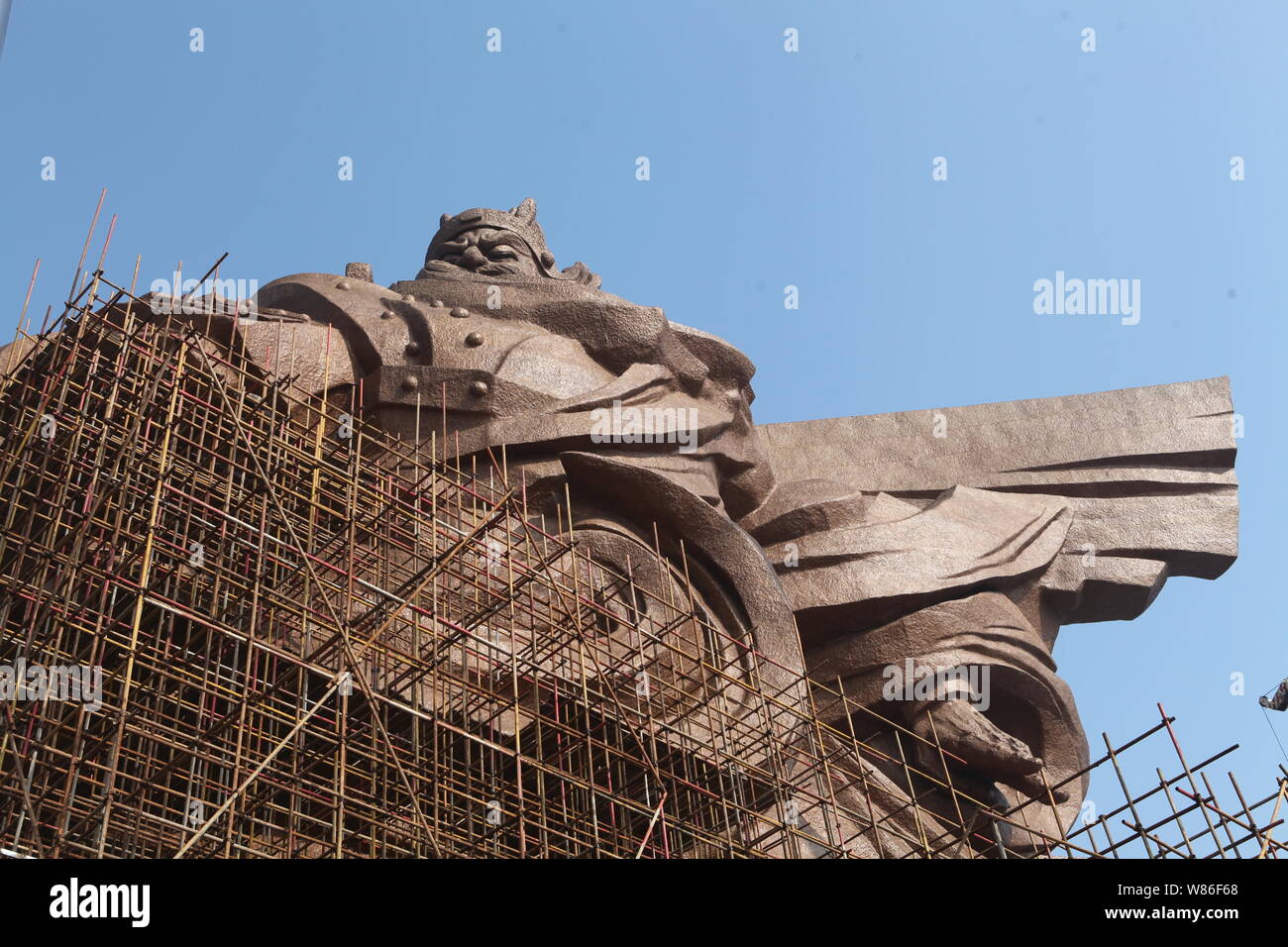- - Datei - Die riesige Statue von alten Chinesischen general Guan Yu ist im Bau Guan Gong Cultural Park in Jingzhou City, Central China Hub Stockfoto