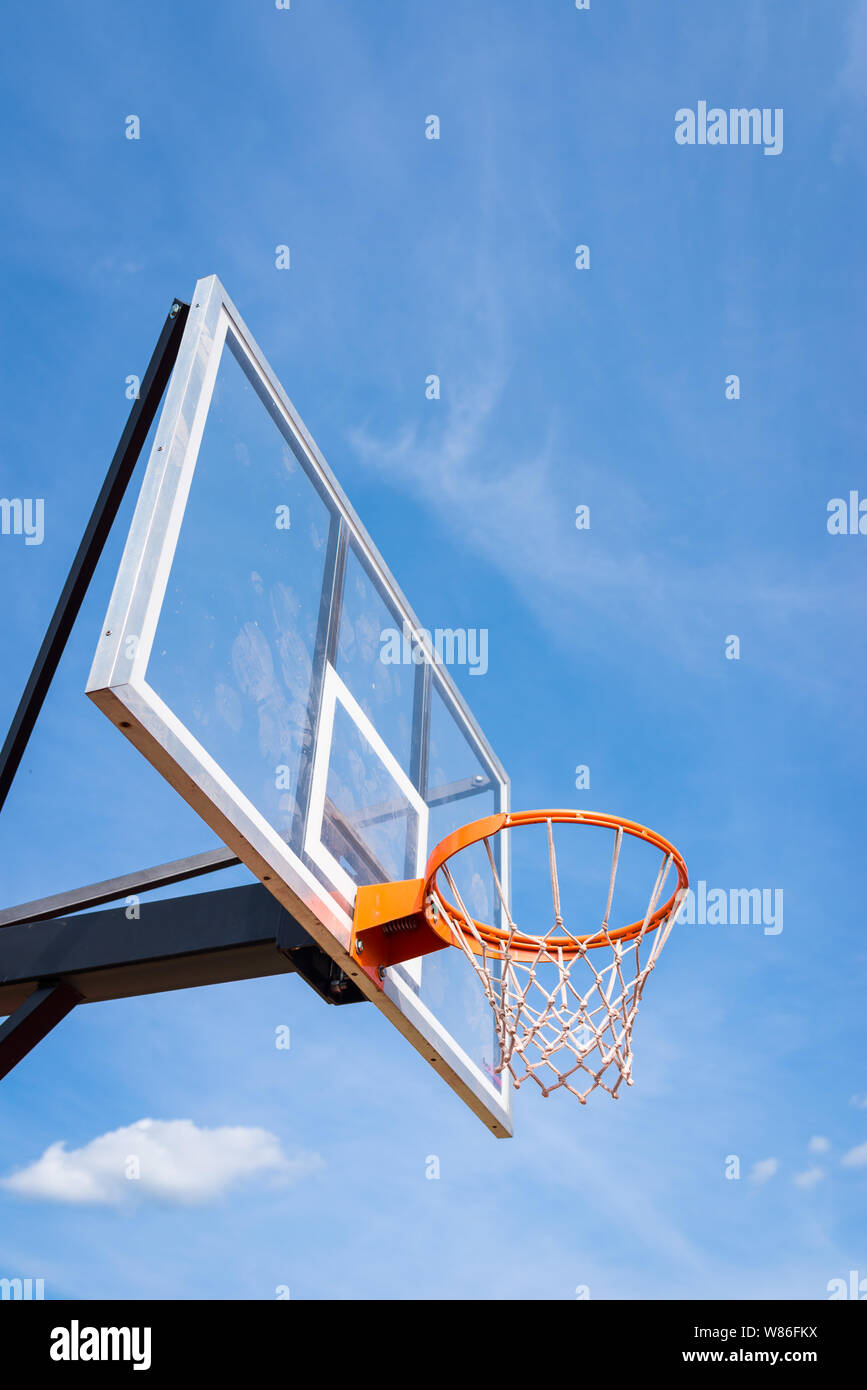 Basketball board mit Korb Hoop gegen den blauen Himmel. Sport, Freizeit. Stockfoto