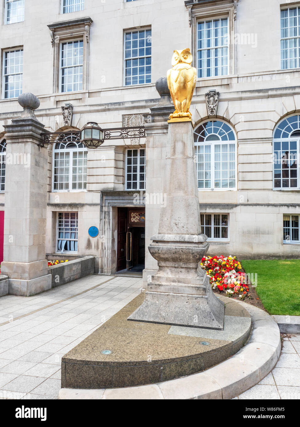 Gold Leeds Eule an der Leeds Civic Hall Leeds West Yorkshire England Stockfoto