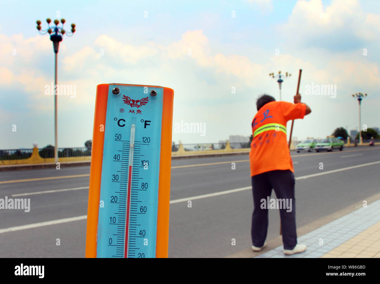 Ein Thermometer zeigt die aktuelle Temperatur erreichen 40 Grad Celsius vor ein Arbeiter in Suining Stadt angezeigt wird, im Südwesten Chinas Sichuan Stockfoto