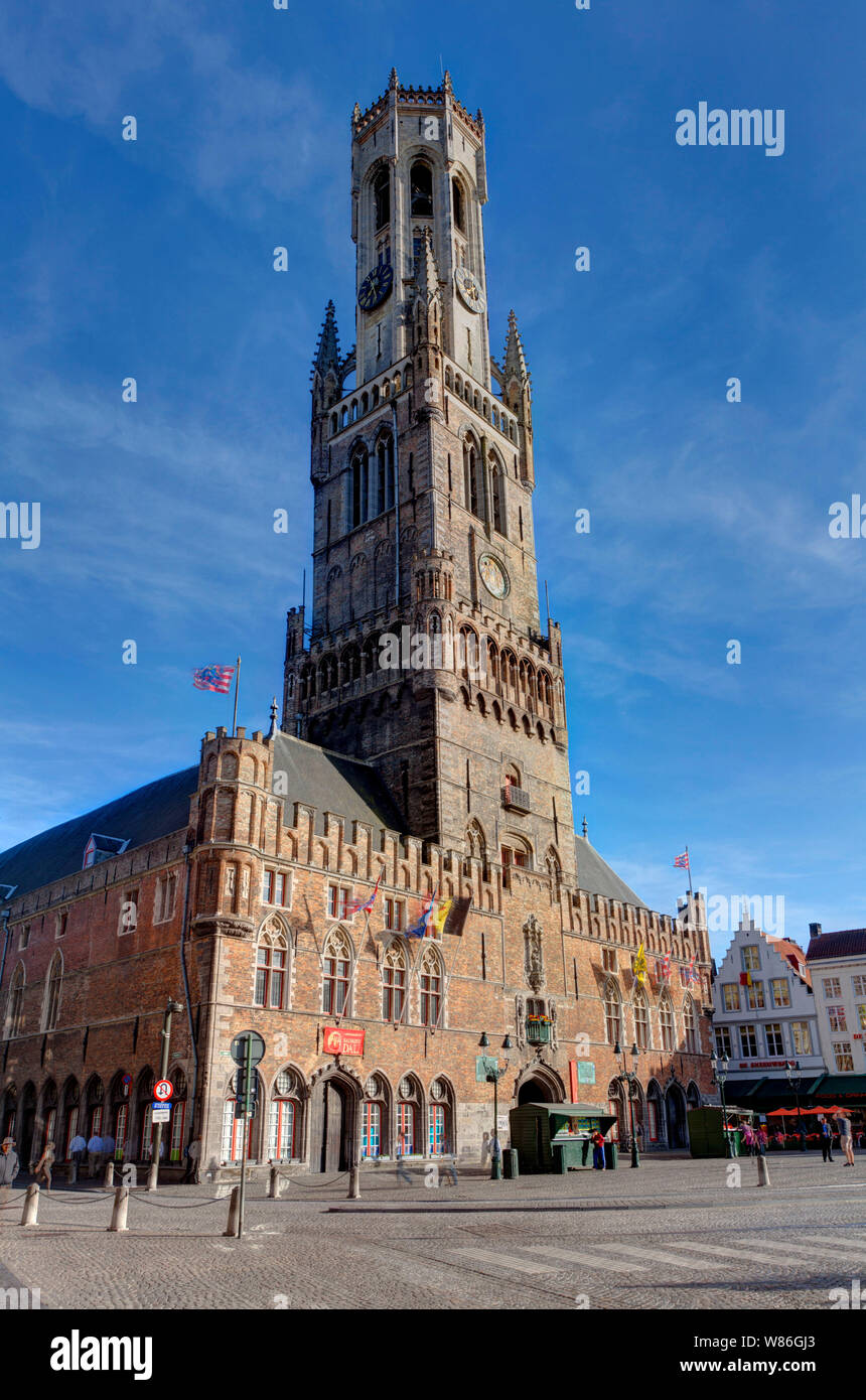 Brügge, Flandern, Belgien: Glockenturm auf dem Hauptplatz von Brügge, Markt ('Markt'). Das historische Zentrum von Brügge ist von der UNESCO als Wor registriert Stockfoto