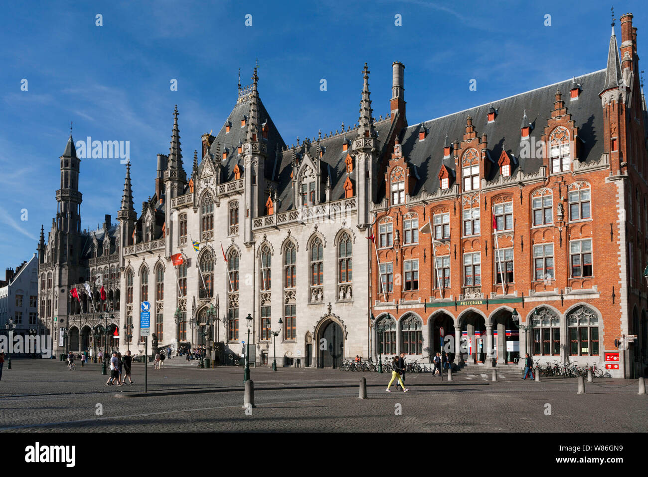 Belgien, Brügge: aufwändige Fassade der Provincial Palace im Neugotischen Stil auf dem Hauptplatz Markt ('Markt'). Das historische Zentrum von Br Stockfoto