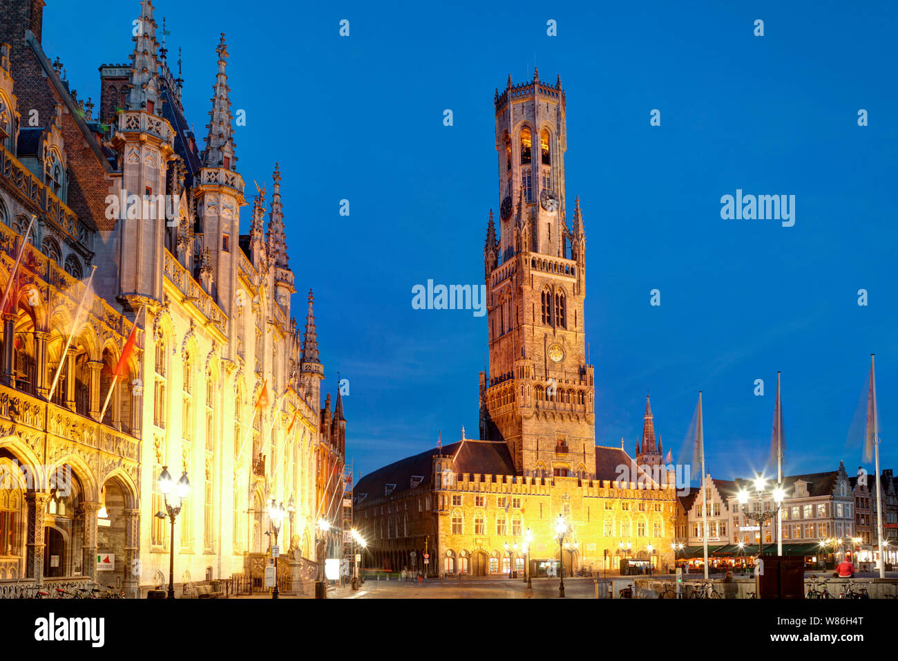 Brügge, Flandern, Belgien: Nachtansicht der Glockenturm auf dem Hauptplatz von Brügge, Markt ('Markt'). Das historische Zentrum von Brügge ist Registrieren Stockfoto