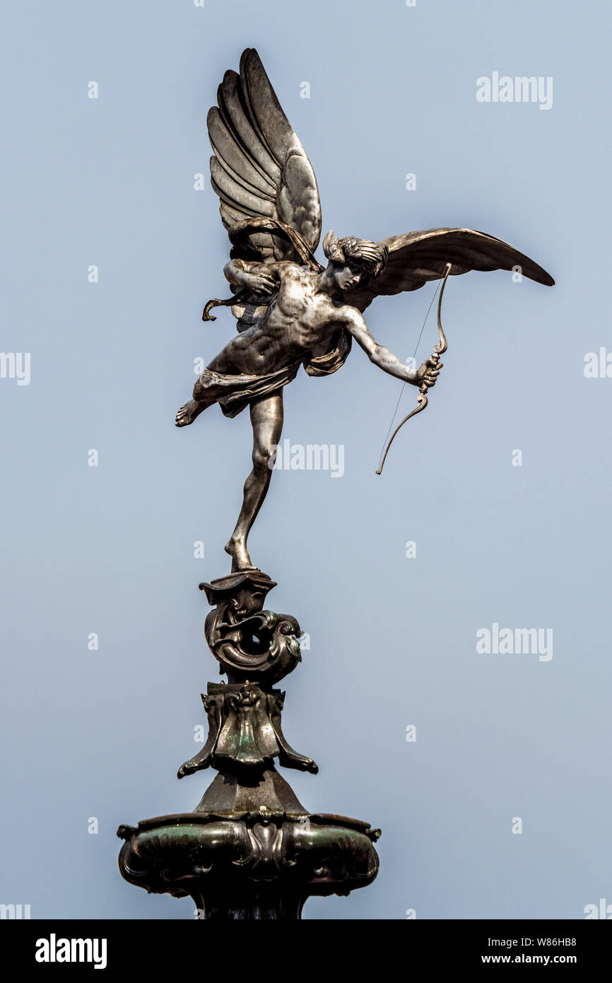 Staute des Eros in Piccadilly Circus in London. Offiziell als die Shaftesbury Memorial Brunnen bekannt es wird allgemein Eros genannt. Errichtet 1893. Stockfoto