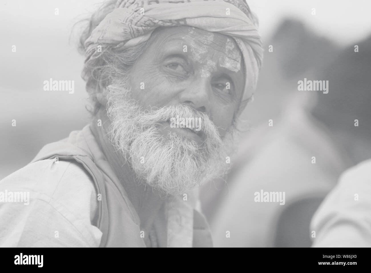 Kathmandu, Nepal. 3. März 2019. Ein Schwarz-Weiß-Porträt der Sadhu an Pashupati Temaple. Heilige Männer aus Indien und Nepal kommen das Festival der Maha Shivaratri durch das Rauchen von Marihuana, ihre Körper mit Asche, Gebete zu den HinduDeity, Lord Shiva gewidmet. Sarita Khadka/Alamy leben Nachrichten Stockfoto