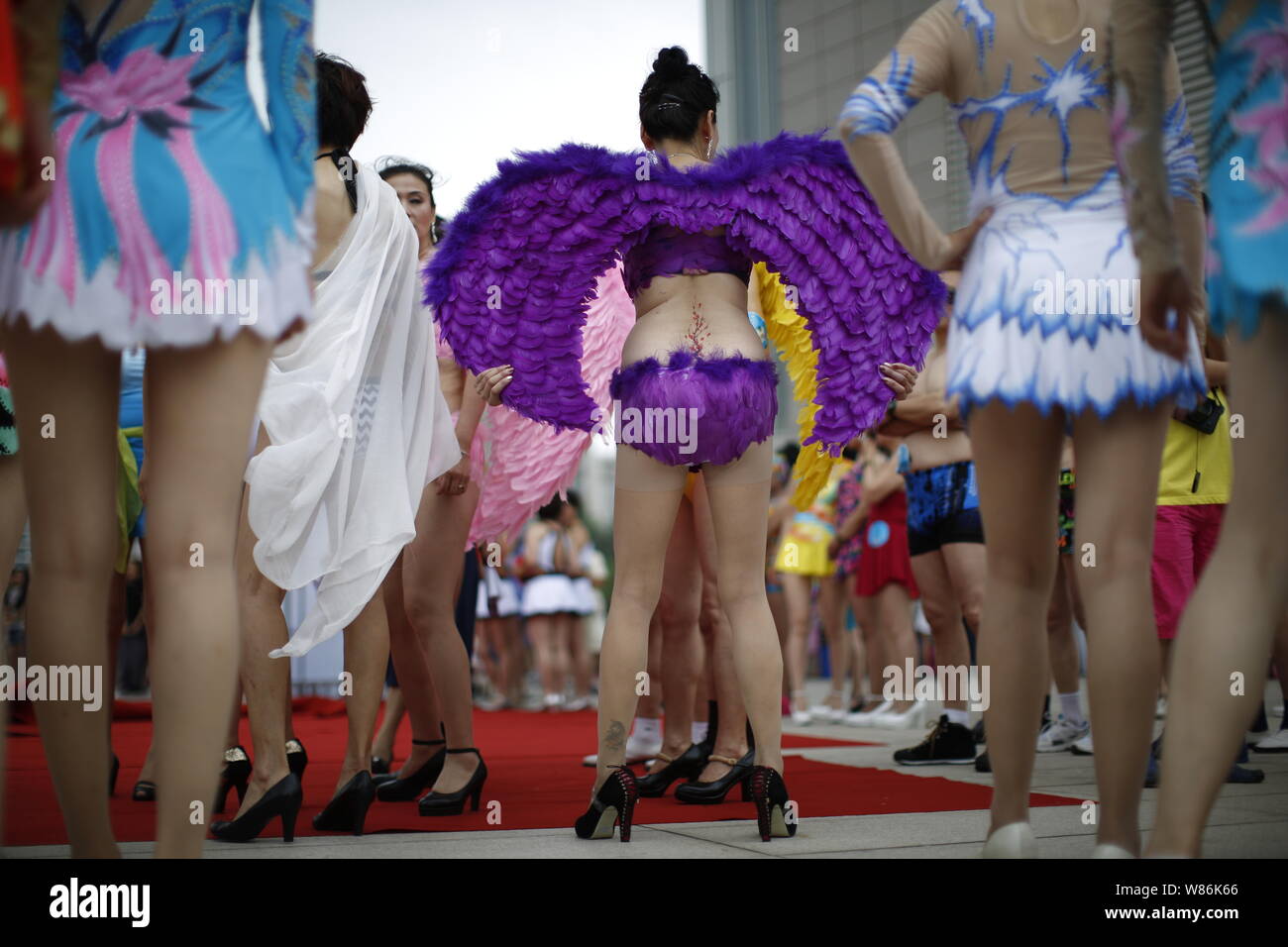 Ältere chinesische Frauen gekleidet im bikini, bademode oder andere Kleidung an einem nahen - Alter und ältere Bikini Contest in Tianjin, China, 23. Juli 2. Stockfoto