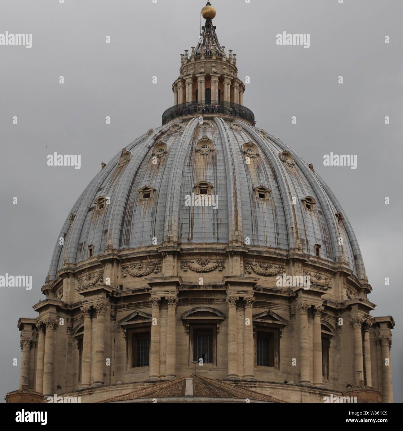 Der Basilika St. Peter Kuppel dicht mit Bäumen, Rom, Italien Stockfoto