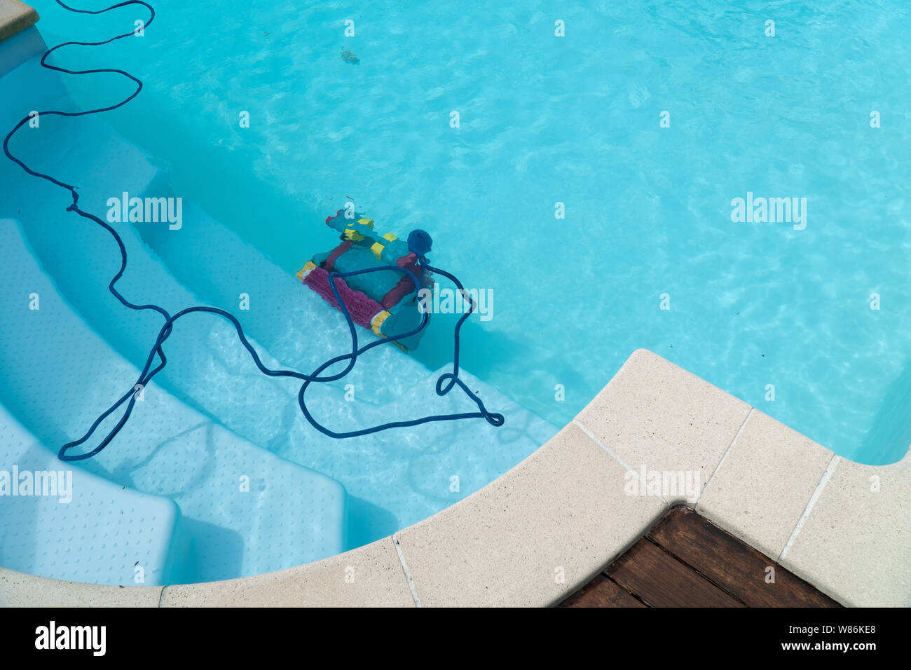 Roboter Reinigung Schwimmbad. Wartung pool Konzept Stockfoto