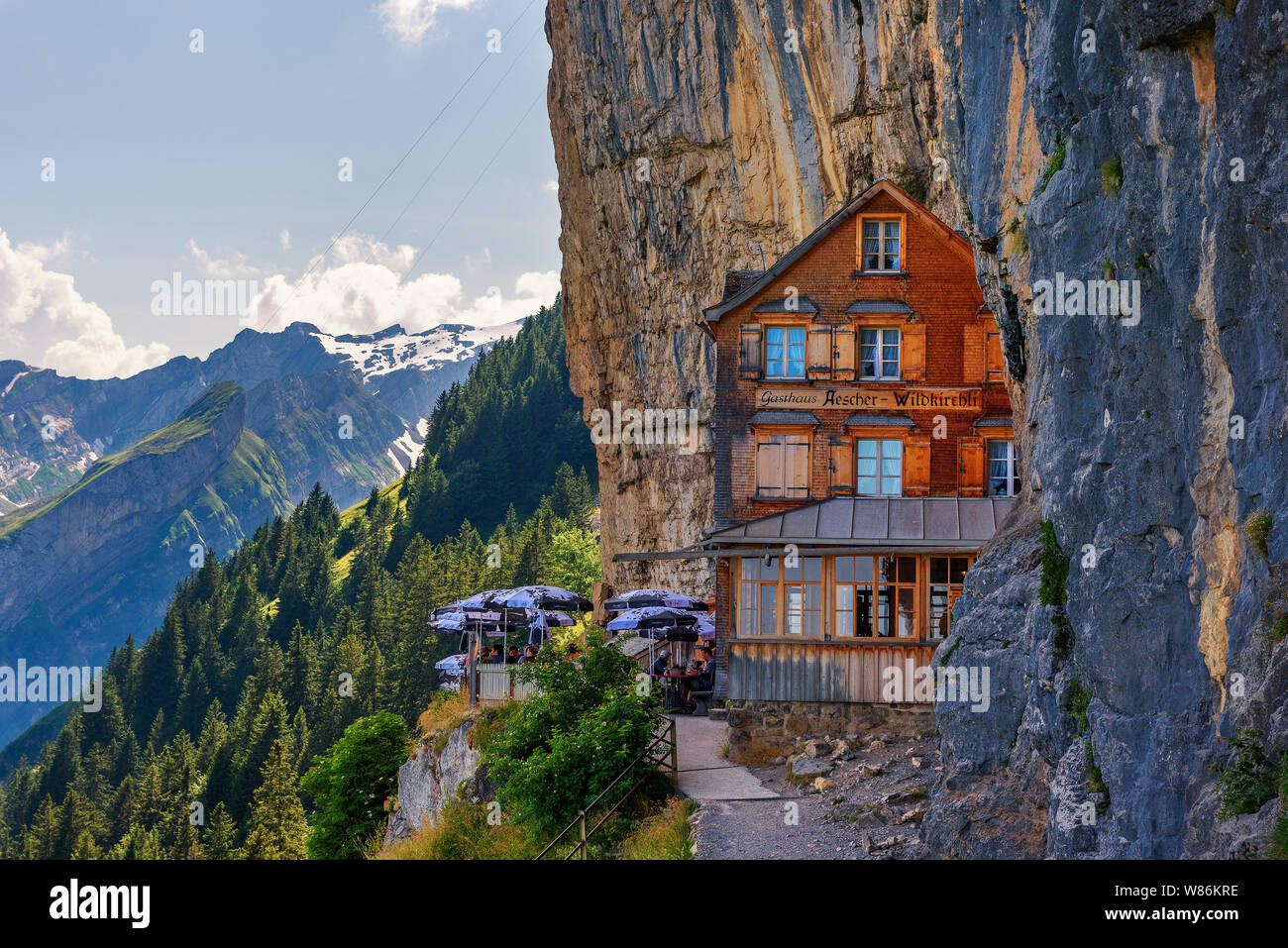 Guest house Aescher-Wildkirchli unter einem Felsen auf dem Berg Ebenalp in der Schweiz Stockfoto