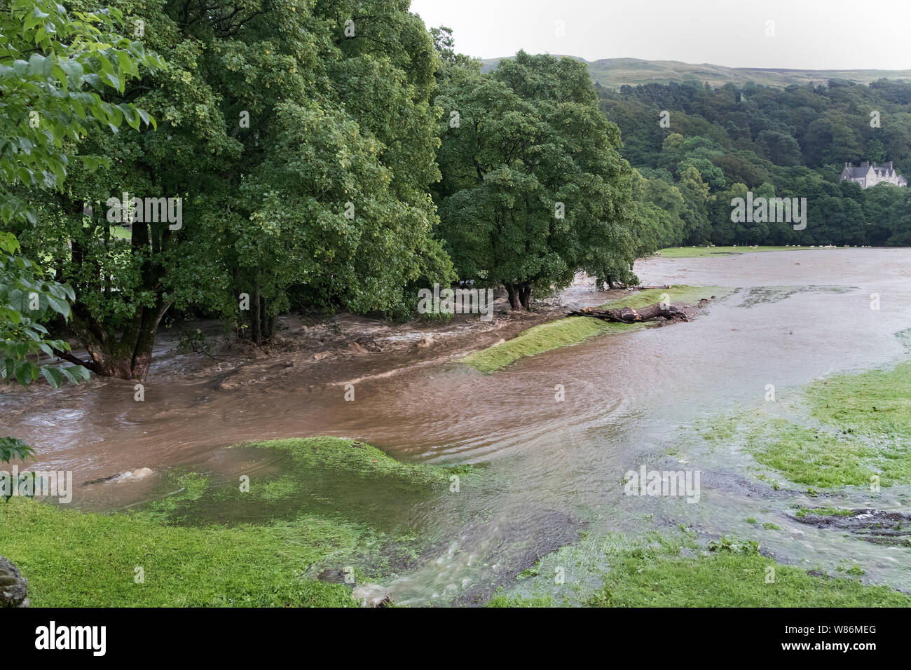 Hochwasser durch sintflutartige Regenfälle verursacht, Arkle, Beck, Brücke, Eskeleth Arkengarthdale, North Yorkshire, Großbritannien Stockfoto