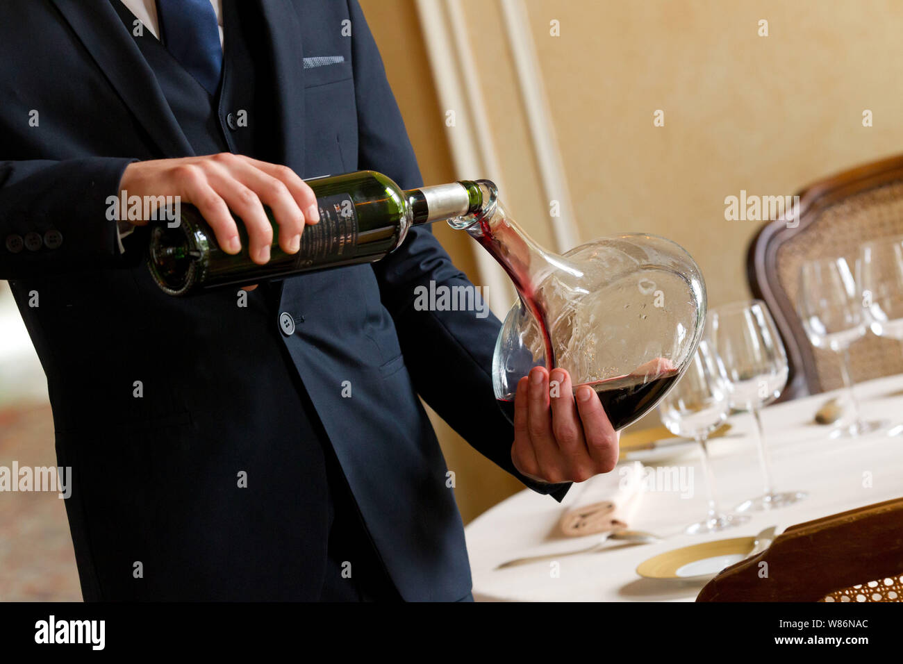 Wein: Dekantieren von Wein in eine Karaffe in einem top-Restaurant Stockfoto