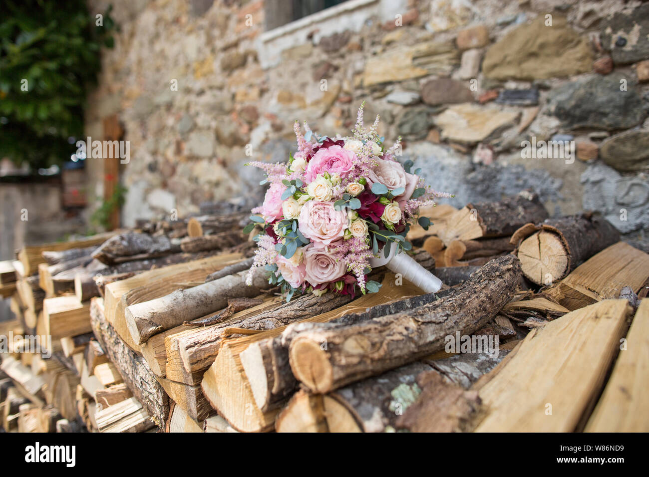 Detail von der Braut buquet aus Rosen und Pfingstrosen auf Gestapelte Holz gelegt Stockfoto