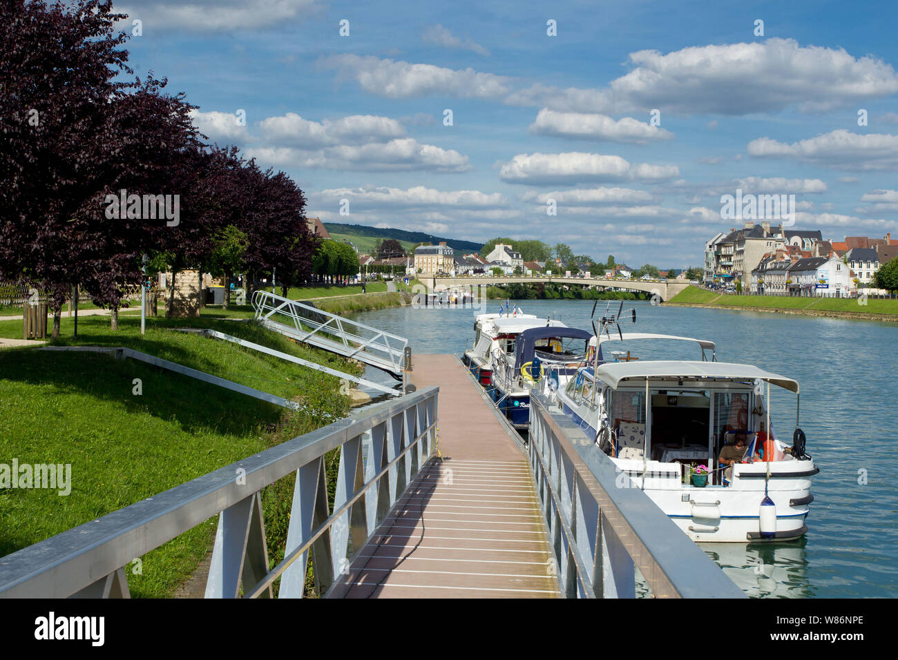 Chateau-Thierry (Nordfrankreich): Überblick über die Stadt und das Ufer der Marne Stockfoto