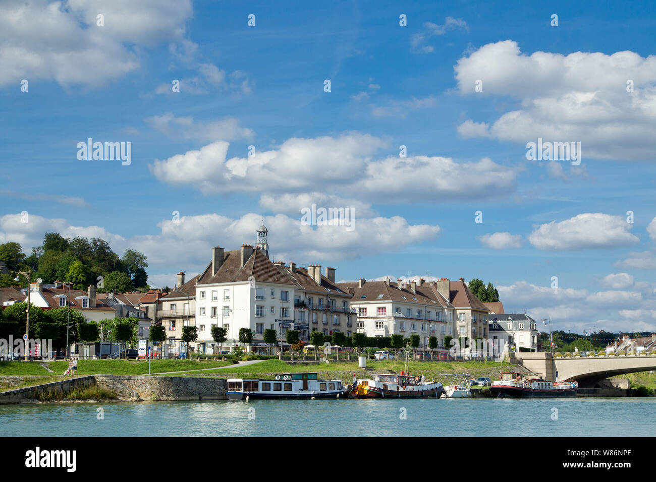 Chateau-Thierry (Nordfrankreich): Überblick über die Stadt und das Ufer der Marne Stockfoto