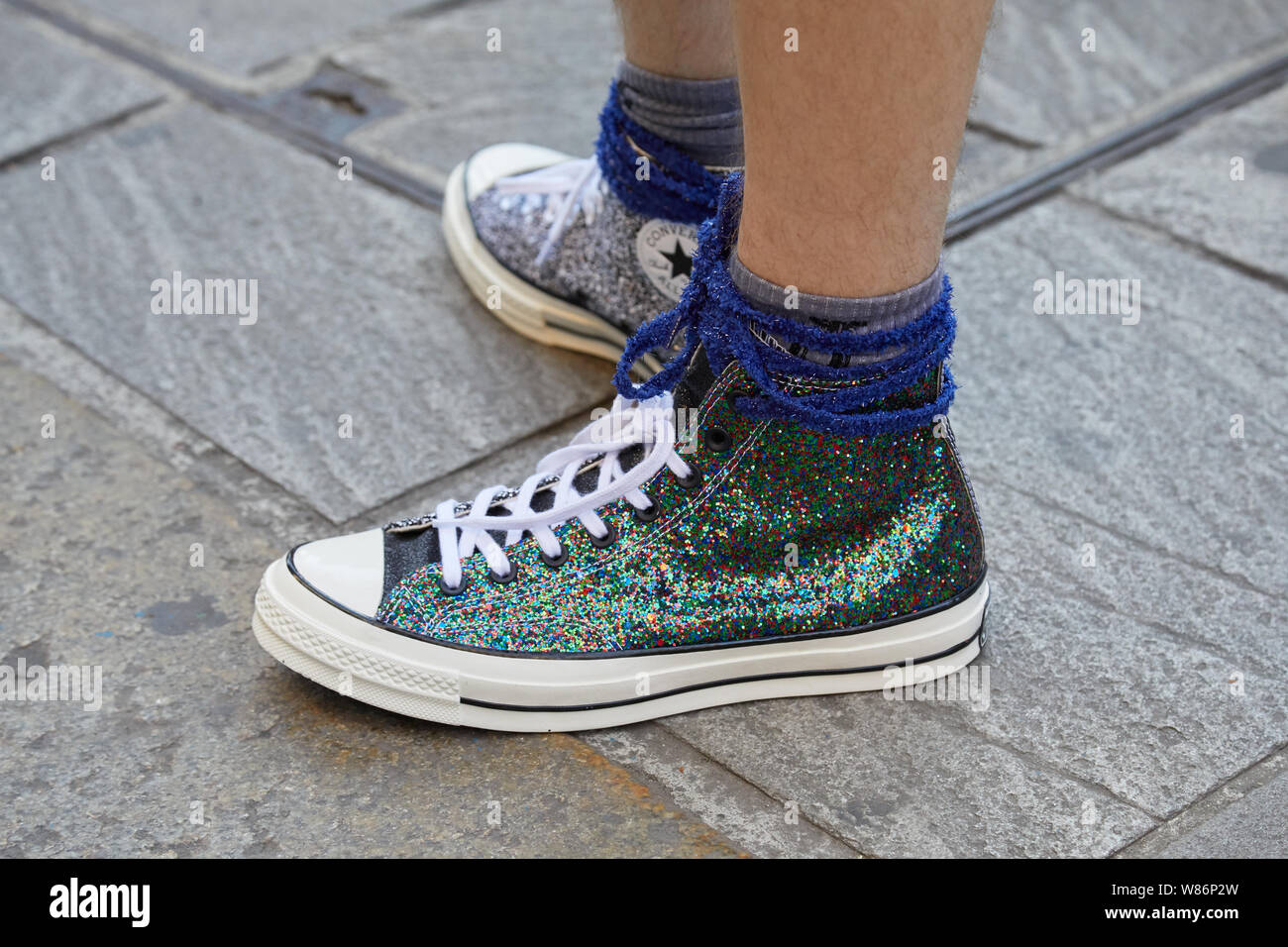 Mailand, Italien - 16. JUNI 2019: Mann mit glitter Converse sneakers vor  Palm Engel fashion show, Mailand Fashion Week street style Stockfotografie  - Alamy