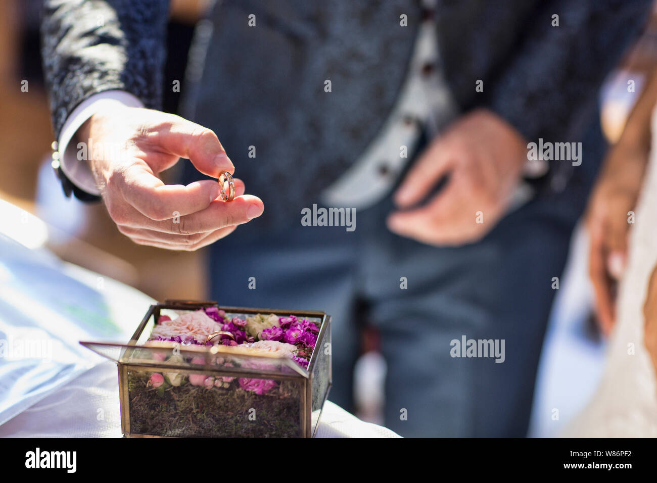 Detail der Moment, wenn der Bräutigam nimmt seinen Ehering es mit der Braut auf den Altar zu Exchange Stockfoto