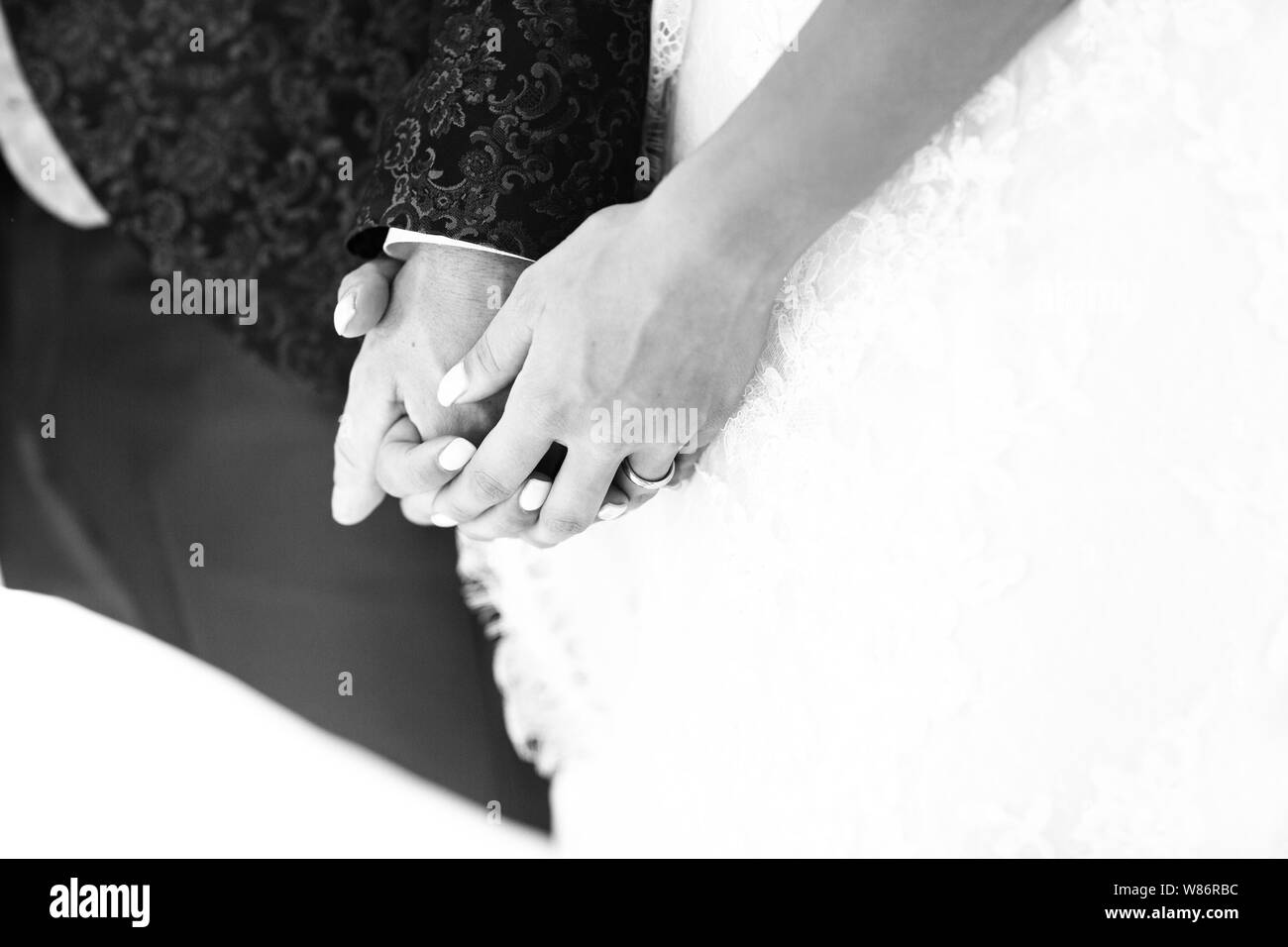 Detail von den Händen der Ehegatten nach der Hochzeit Ringe in der Kirche mit einem Detail der Ring der Braut ausgetauscht Stockfoto