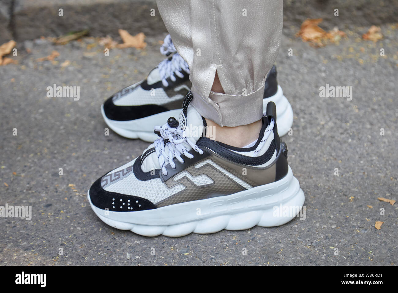 Versace turnschuhe -Fotos und -Bildmaterial in hoher Auflösung – Alamy