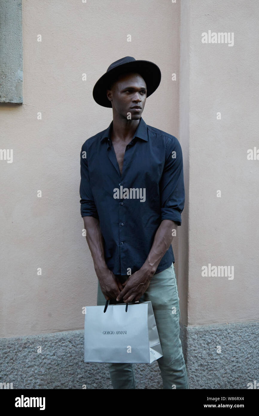 Mailand, Italien - Juni 17, 2019: Top Modell mit schwarzem Hut, Hemd und Shopper vor Giorgio Armani Fashion Show, Mailand Fashion Week street style Stockfoto
