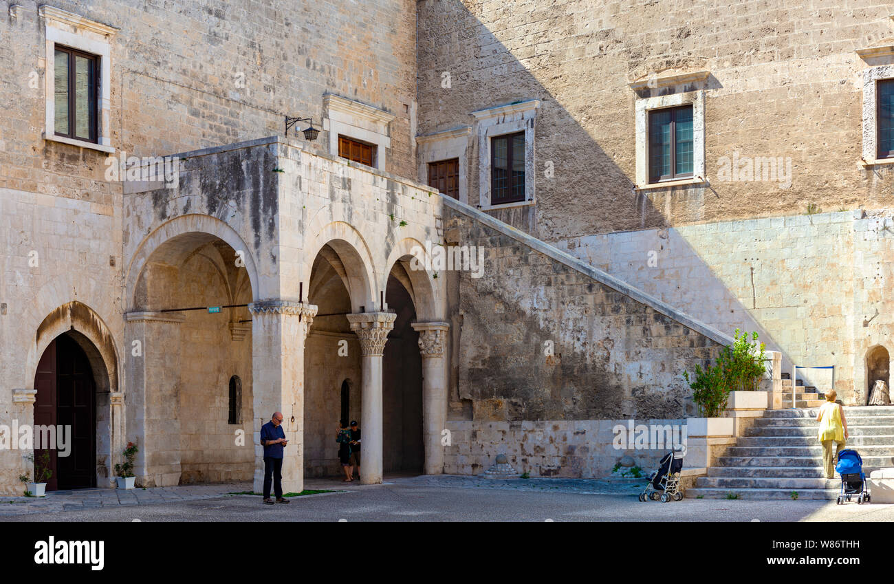 Bari, Italien - 2 September, 2018: die Touristen, die das Schwäbische Schloss von Bari. Apulien - Italien Stockfoto