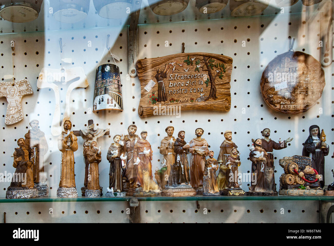 Statuetten in einem Souvenirladen in Assisi. Perugia, Umbrien, Italien Stockfoto