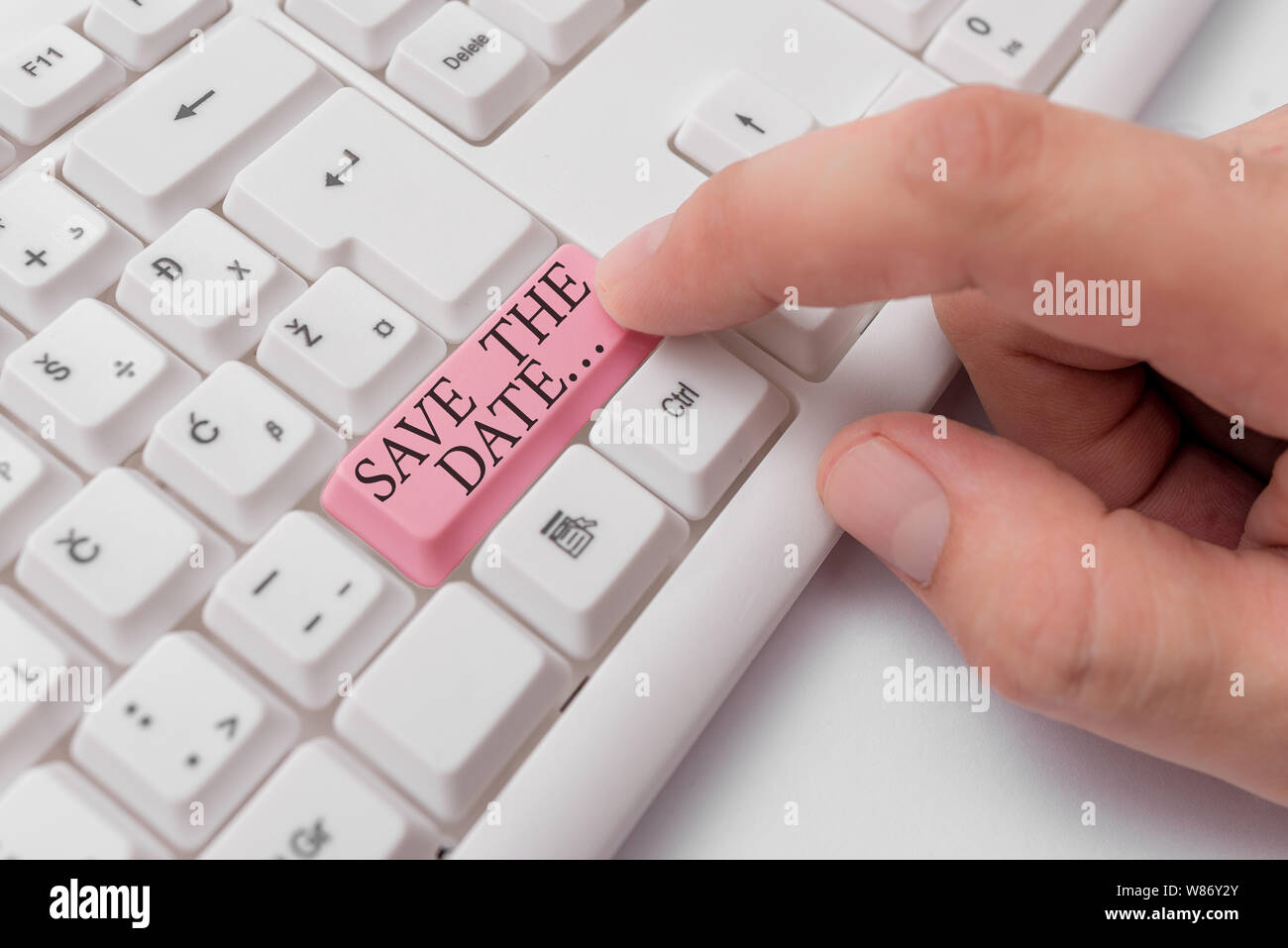 Handschrift Text schreiben Datum speichern. Konzeptionelle foto Veranstaltungen gut machen Tag spezielle Veranstalter weiss PC-Tastatur mit leeren Hinweis pa Stockfoto